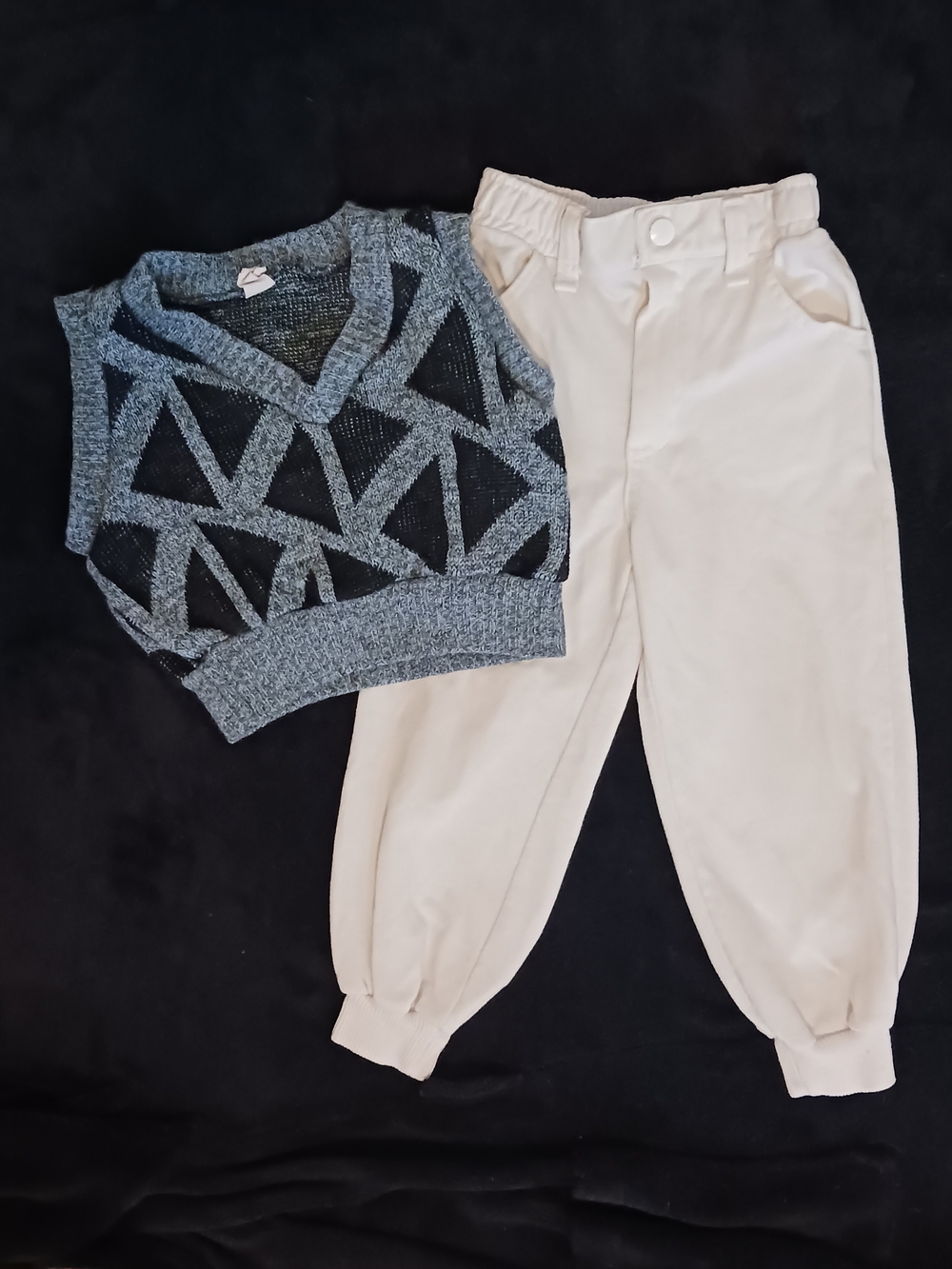 Vintage Early 99's Gray Geometric Knit Vest & Cream Jogger Set